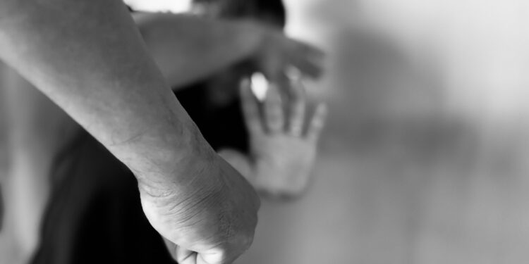 Mulheres vítimas de violência receberam R$ 822 mil em auxílio-aluguel no Oeste Paulista; saiba como buscar apoio