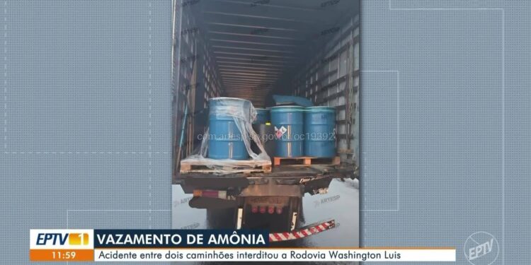 Batida entre caminhões causa vazamento de produto à base de amônia no interior de SP