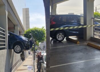 Carro fica pendurado após motorista perder controle em estacionamento de supermercado em Bauru; vídeo