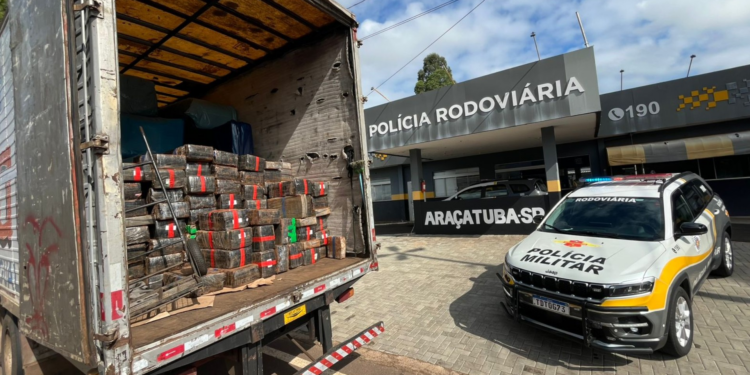 Motorista é preso com 1,7 tonelada de maconha escondida em carga de colchões em caminhão