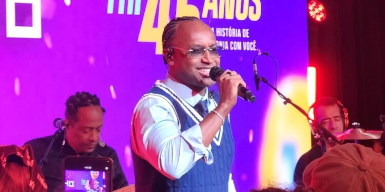 Thiaguinho fala do pai radialista e celebra ligação com o rádio: 'Faço parte dessa companhia através da música'