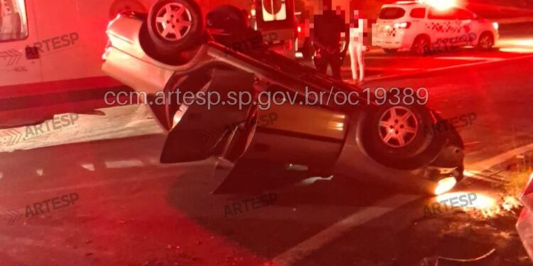 Carro com sete pessoas capota e motorista morre em Pirajuí