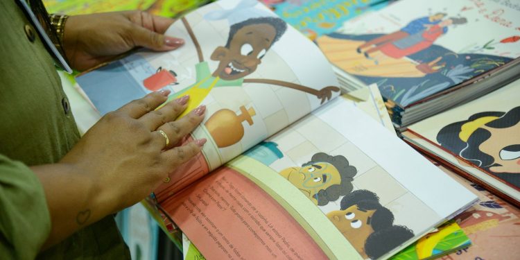 Bienal nas Escolas entra em clima de Copa para estimular leitura no RJ